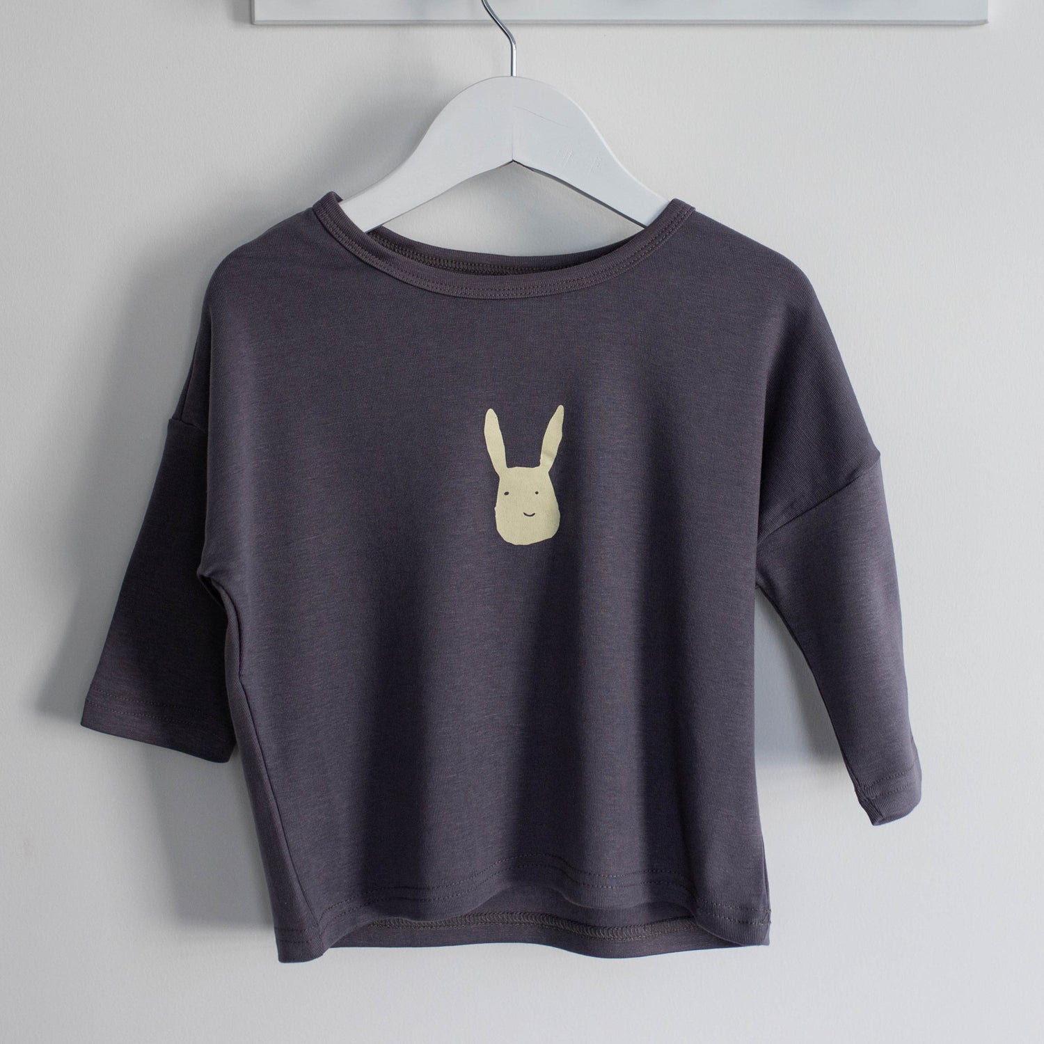 Rabbit tee (navy)